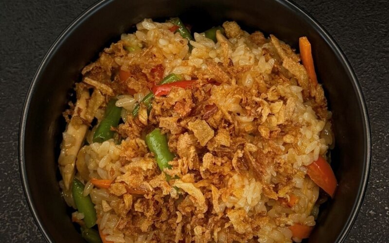 Wok лапша с рисом и курицей