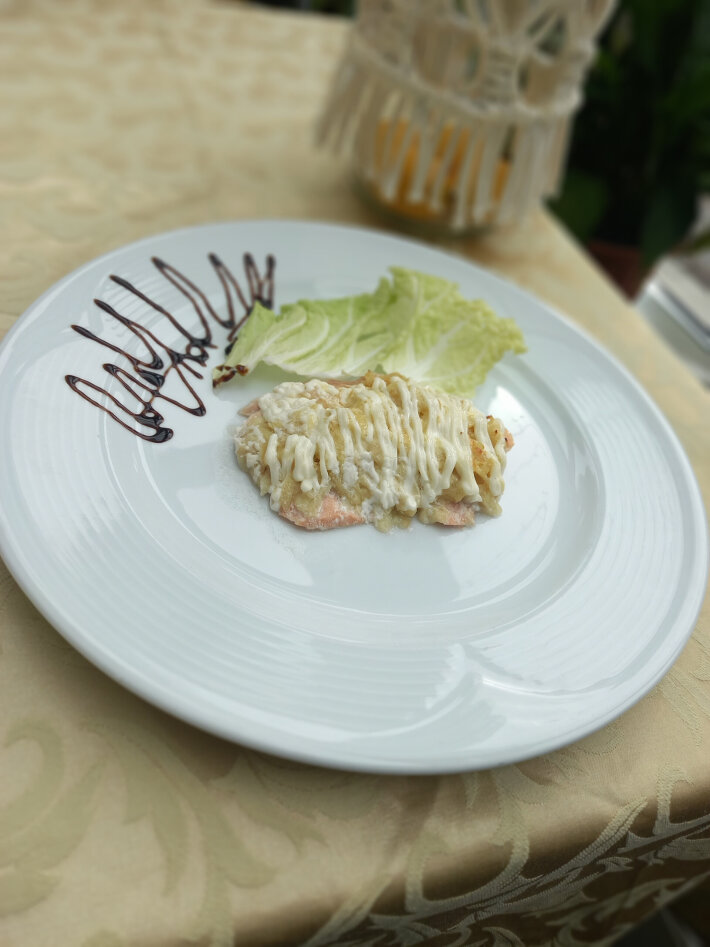 Форель запеченная с яблоками
