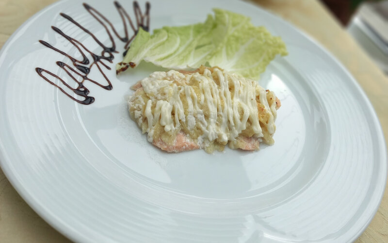 Форель запеченная с яблоками