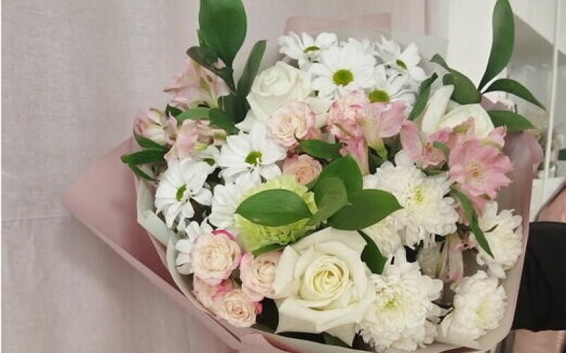 Букет из альстромерий, розы кустовой и одноголовой, хризантемы, зелень, диантус