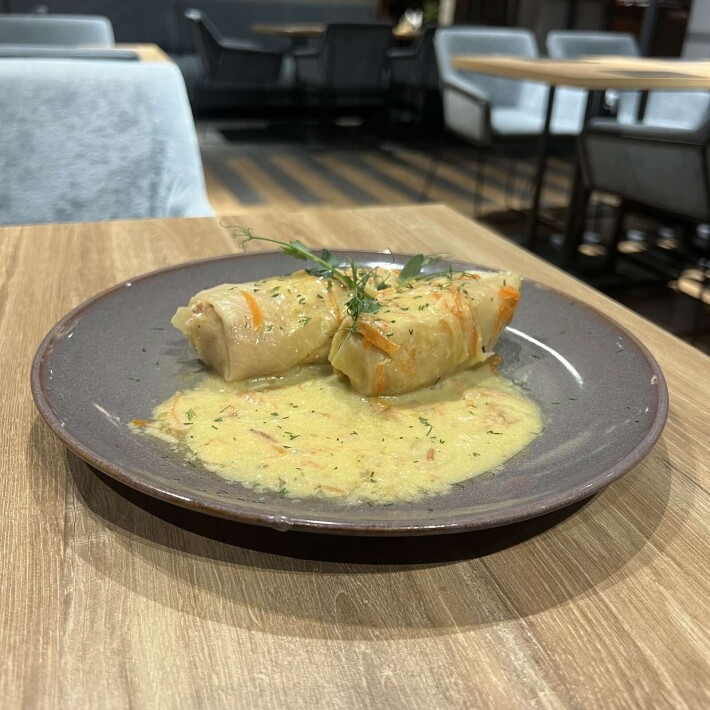 Голубцы с мясом и рисом с соусом