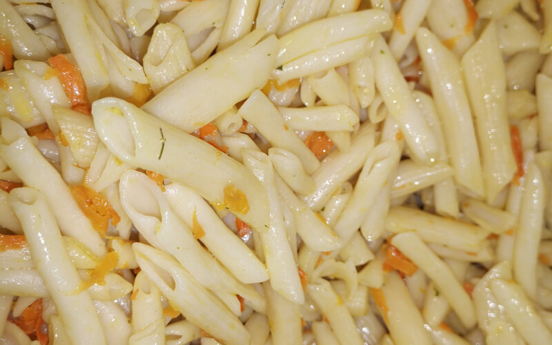 Макароны отварные с овощами