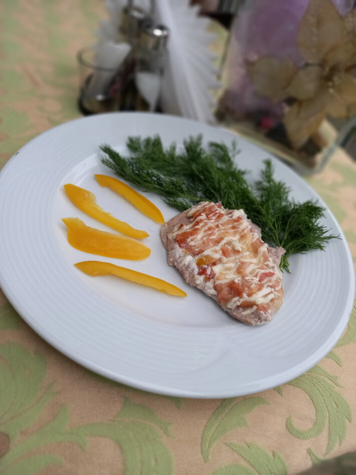 Свинина запеченная с ветчиной, томатом, перцем и ананасом