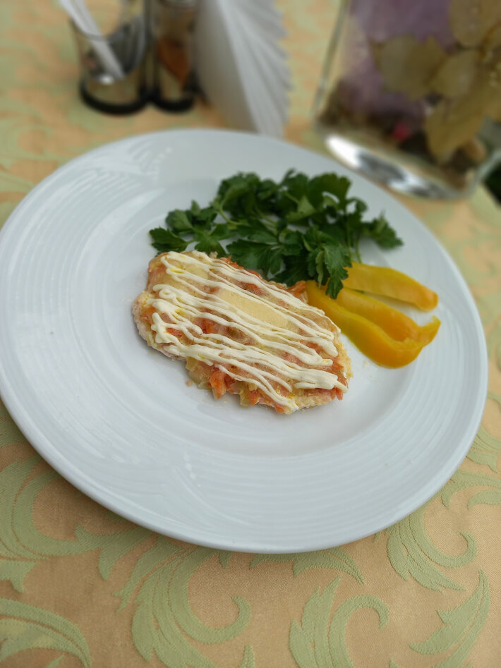 Форель, запеченная с овощами