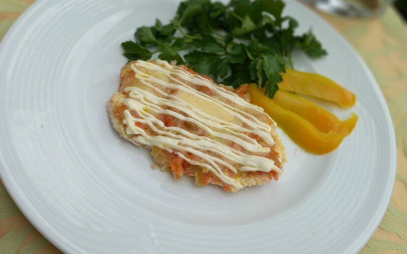 Форель, запеченная с овощами