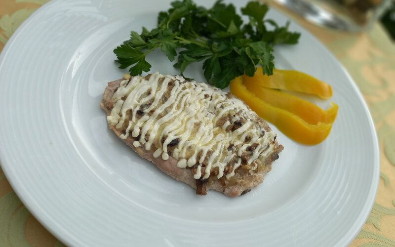 Свинина, запеченная с грибами