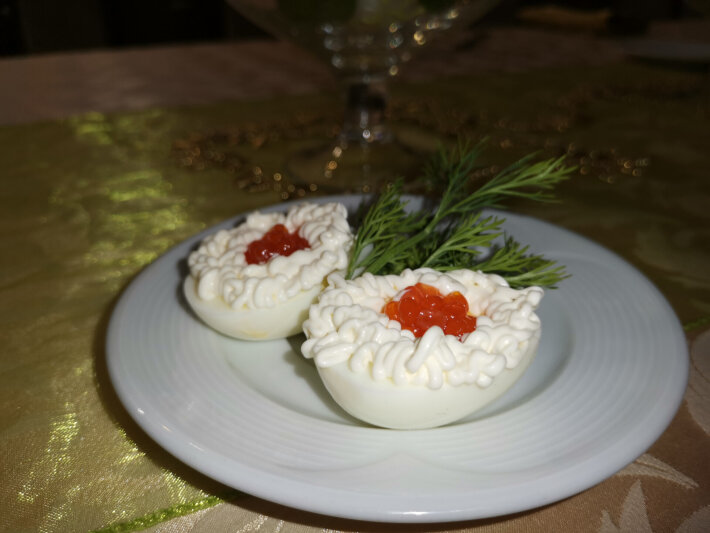Яйцо с красной икрой