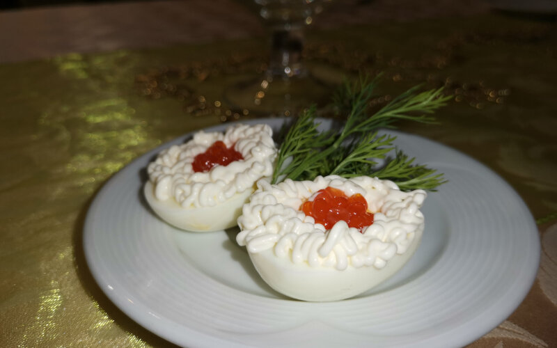 Яйцо с красной икрой