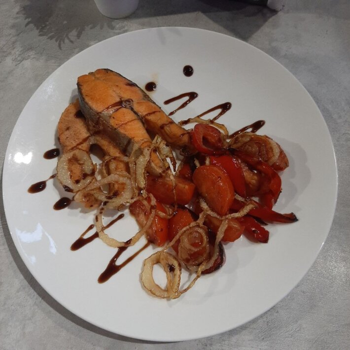 Стейк форели жареный с овощами