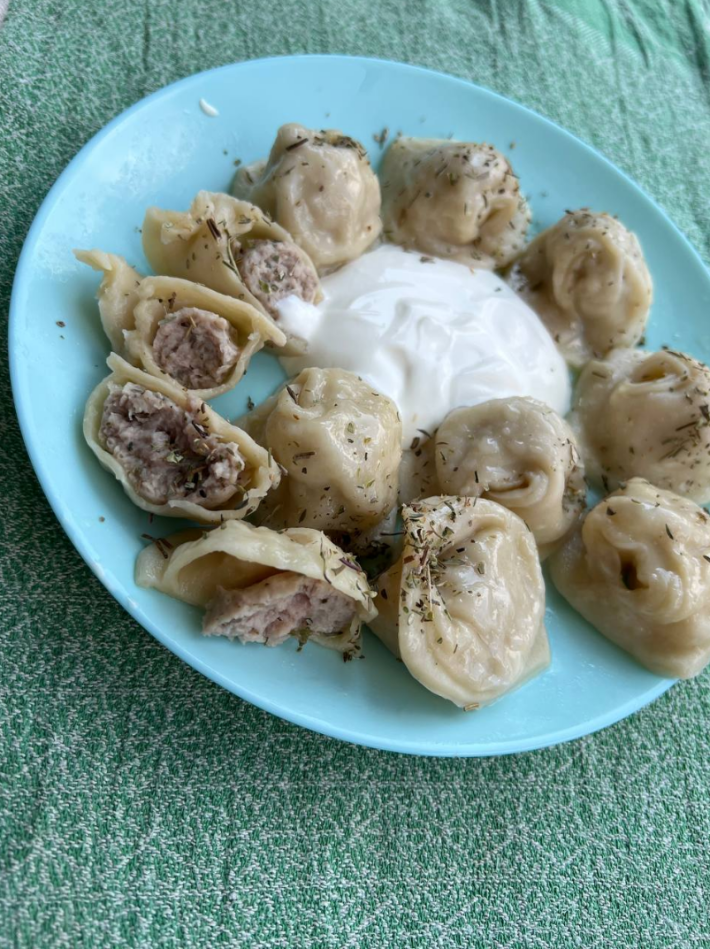 Пельмени отварные со сметаной