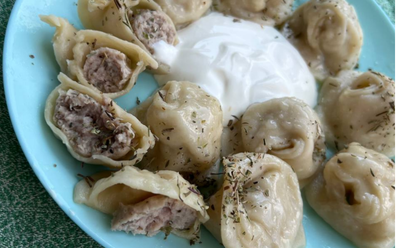 Пельмени отварные со сметаной