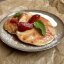 Панкейки со сметаной и горячей клубникой