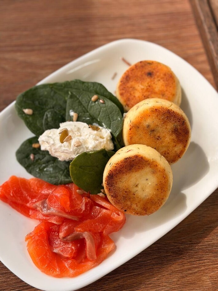 Сырники с форелью и творожным сыром