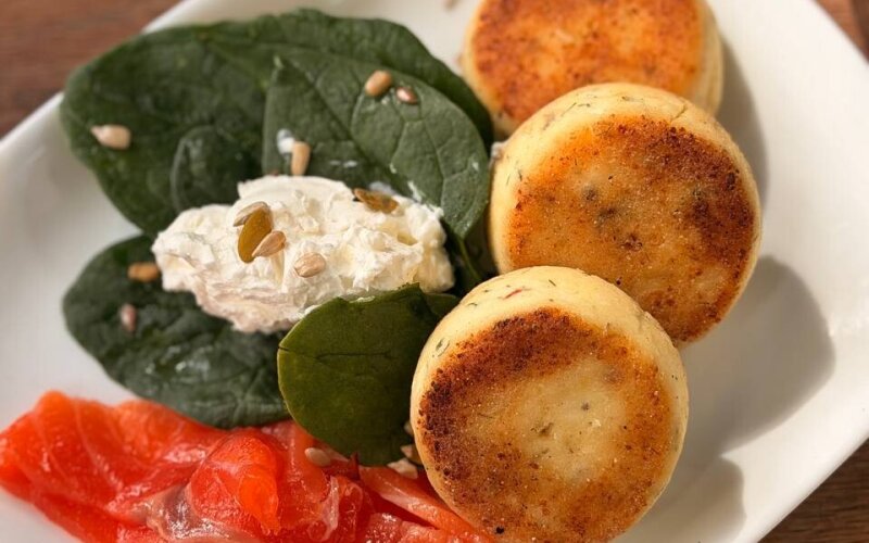 Сырники с форелью и творожным сыром