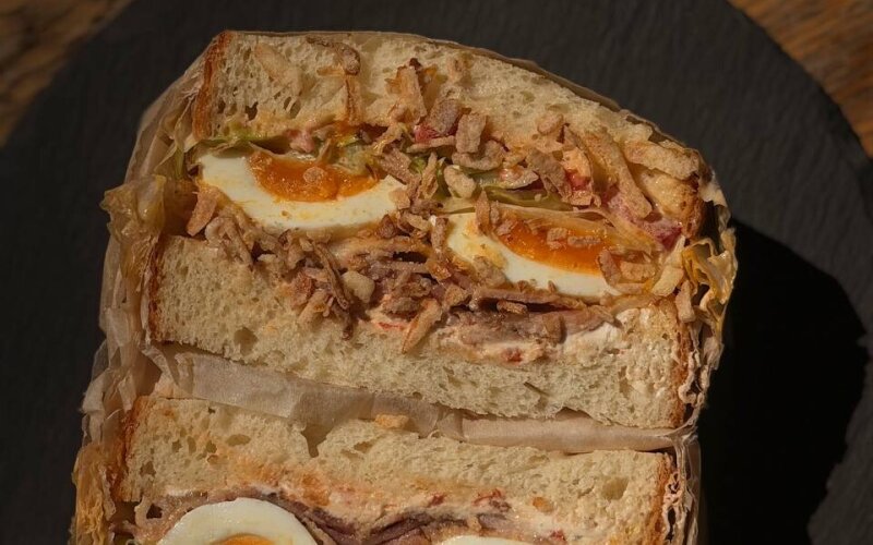 Сэндвич с беконом и яйцом