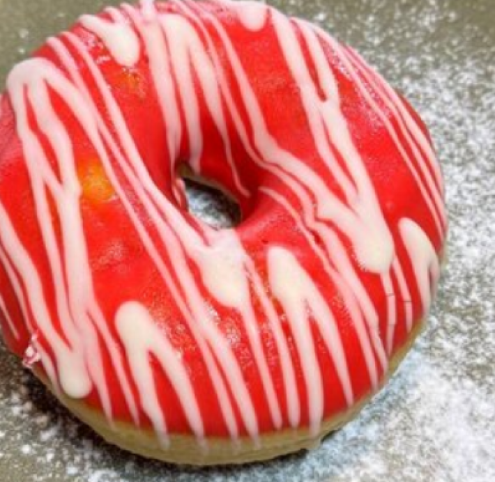 Пончик с клубникой