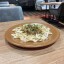 Кусочки говядины в пряном соусе с оливками с домашней лапшой