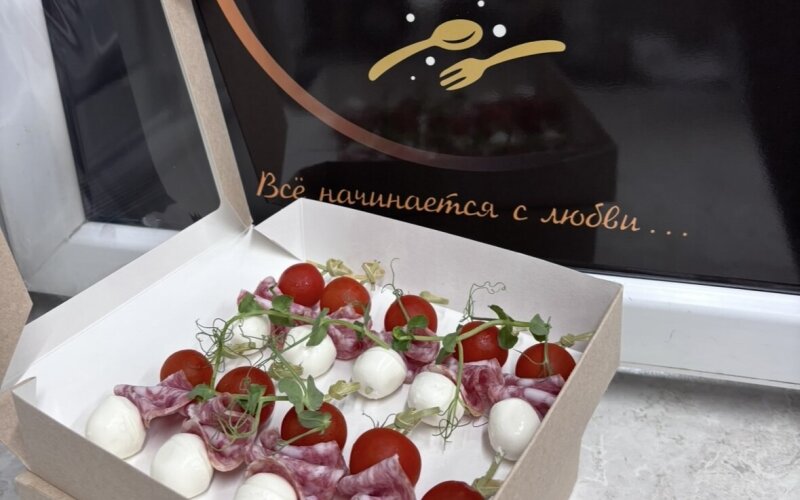Канапе Капрезе с салями, 1 шт (заказ от 10 шт)