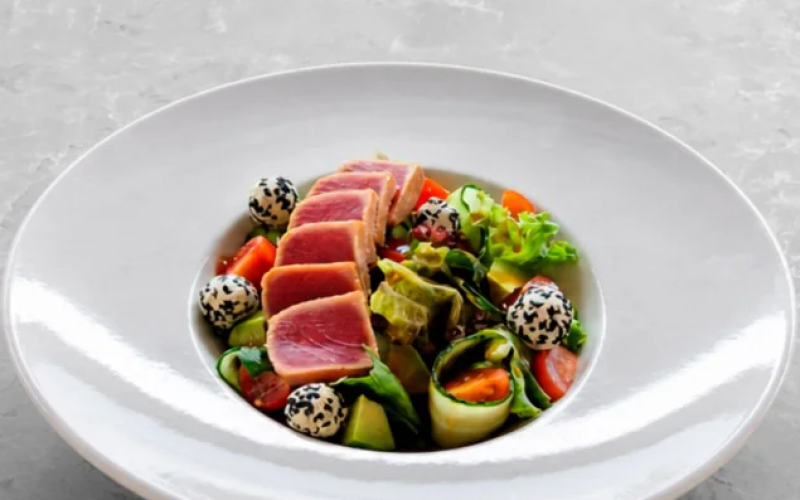 Салат с тунцом, черри и кунжутным кремчизом