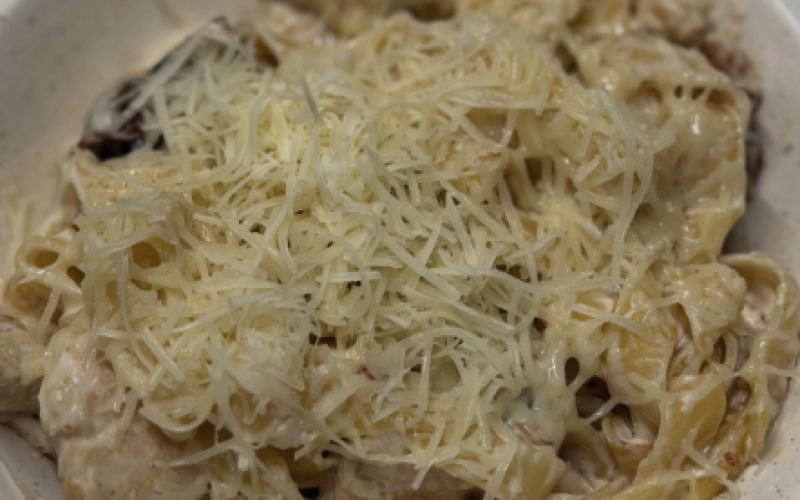 Паста с курицей и грибами в сливочном соусе