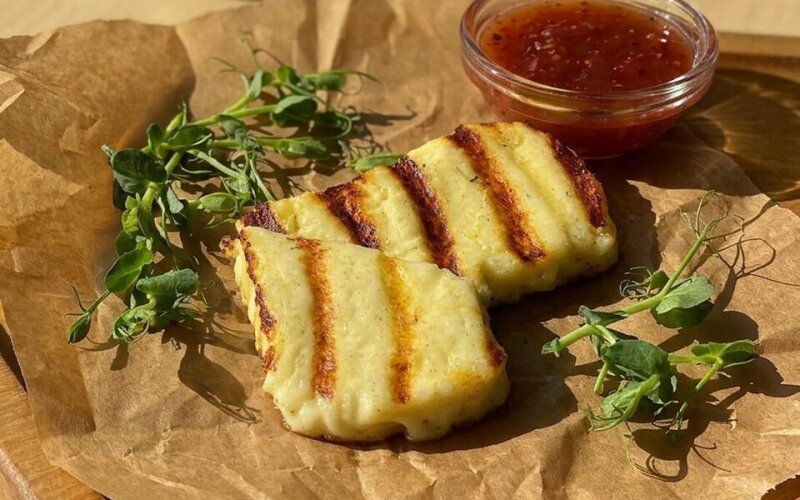 Закуска из халуми с острым соусом
