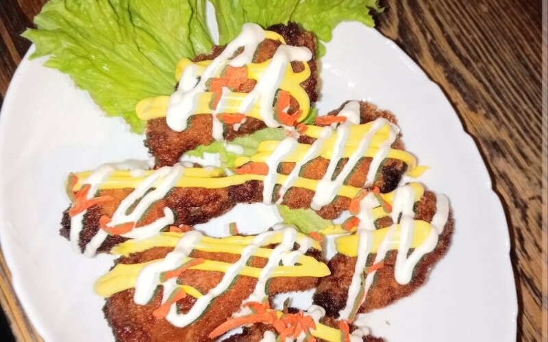 Куриные крылья с соусом