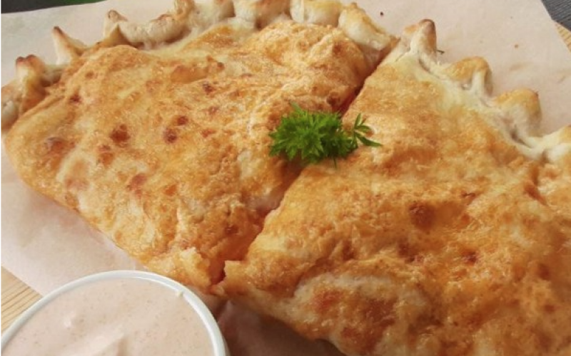 Пицца «Кальцоне с салями»