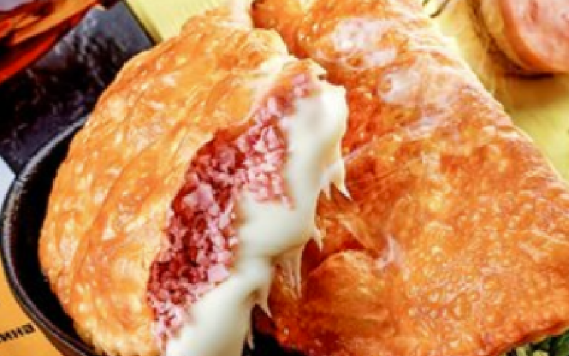 Чебурек с ветчиной и сыром
