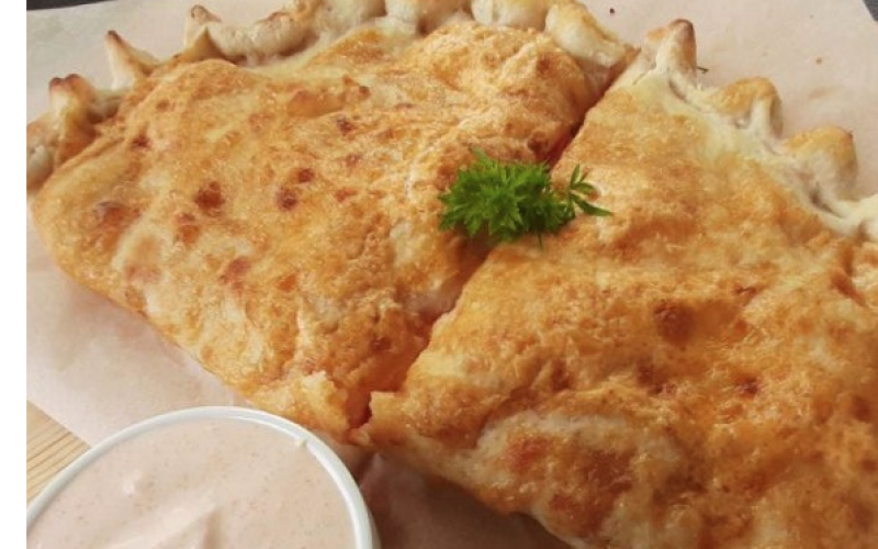 Пицца «Кальцоне с копчеными колбасками»