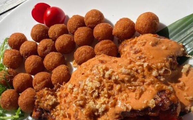 Бедро цыпленка с картофельными шариками