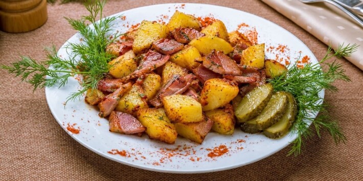 Картофель «По-домашнему» с маринованным огурцом