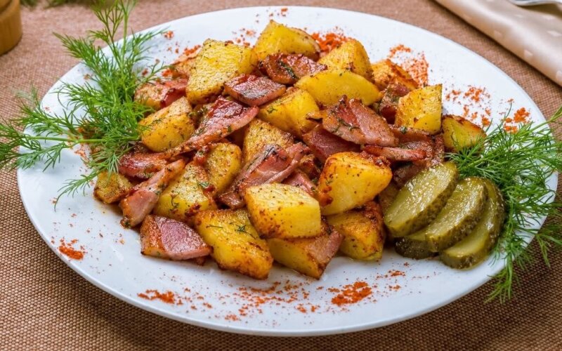 Картофель «По-домашнему» с маринованным огурцом