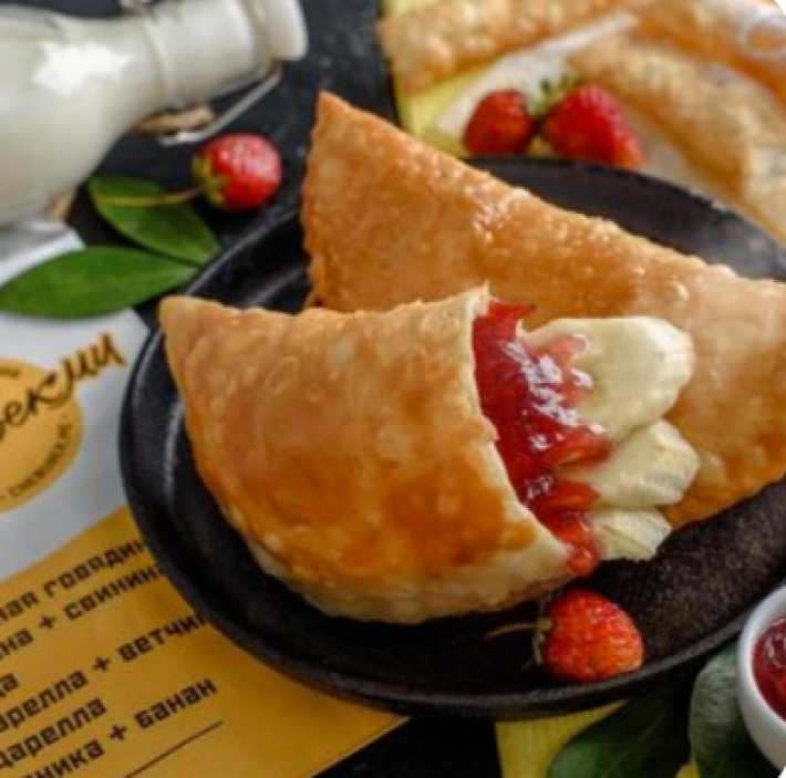 Чебурек с клубникой и бананом