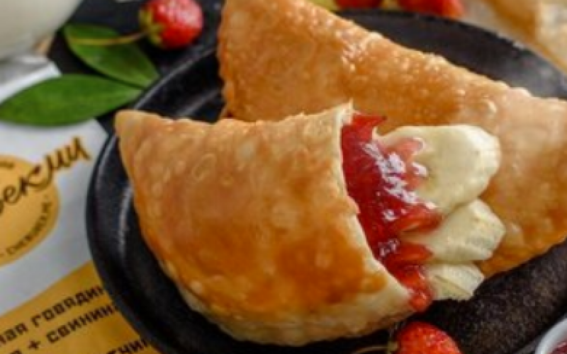 Чебурек с клубникой и бананом