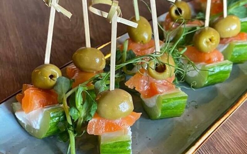 Огуречные канапе с форелью