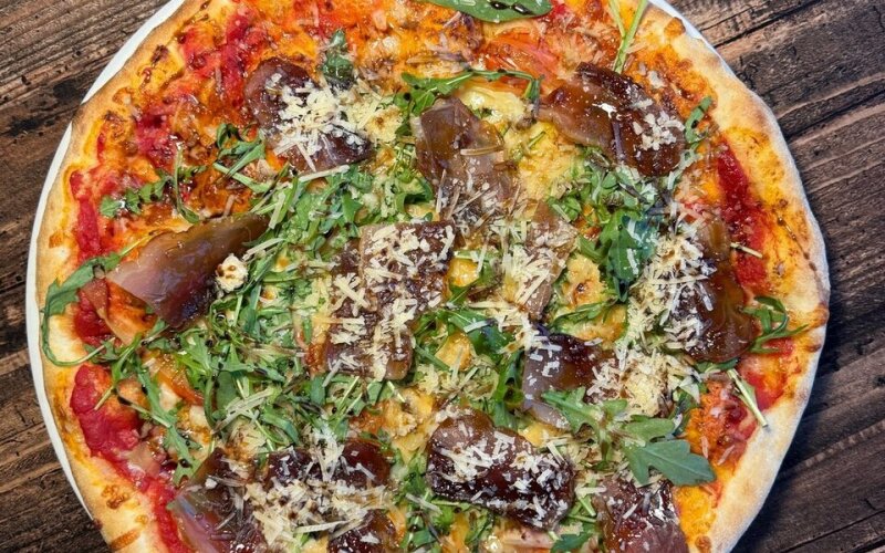 С пармской ветчиной и руколой