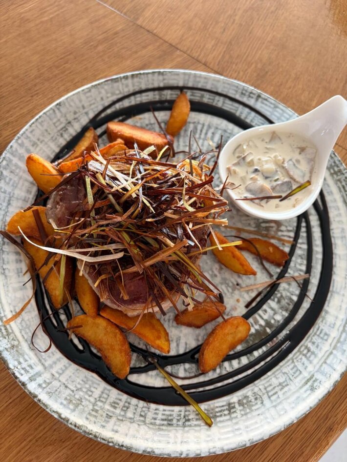 Стейк из свинины с картофельными дольками и грибным соусом