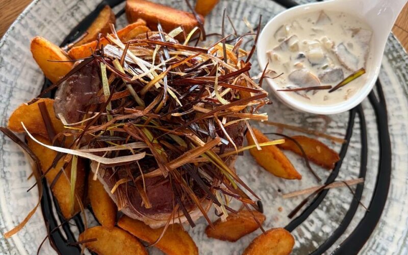 Стейк из свинины с картофельными дольками и грибным соусом