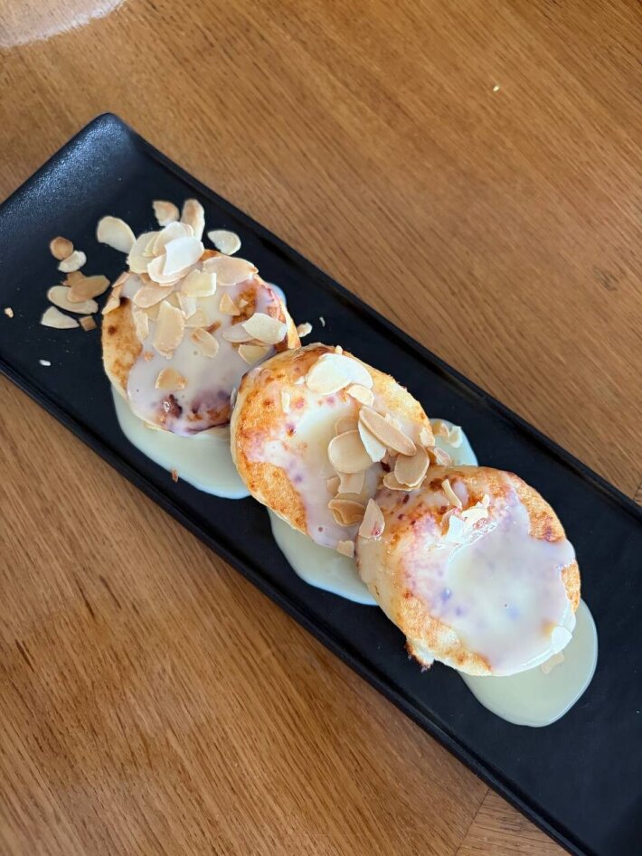 Сырники муссовые со сгущенным молоком и миндальными хлопьями