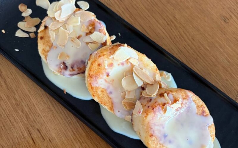 Сырники муссовые со сгущенным молоком и миндальными хлопьями