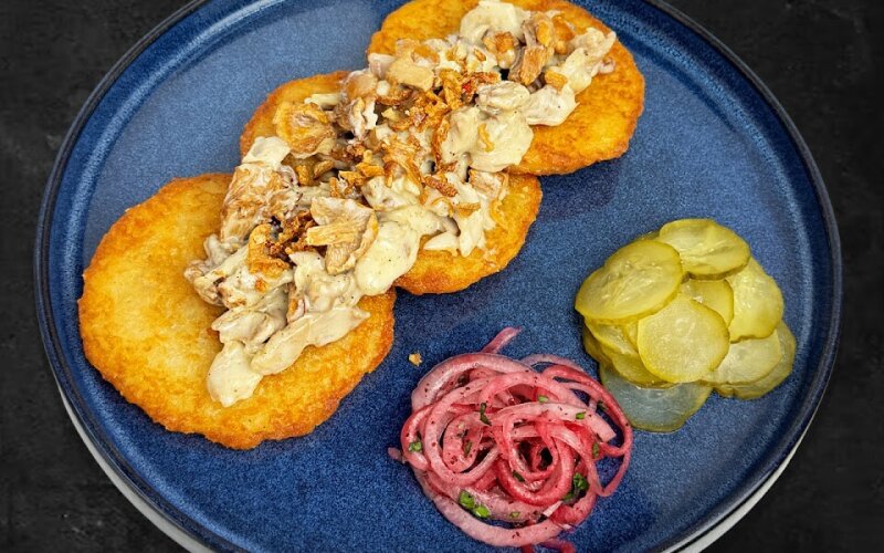 Драники с курицей и лисичками