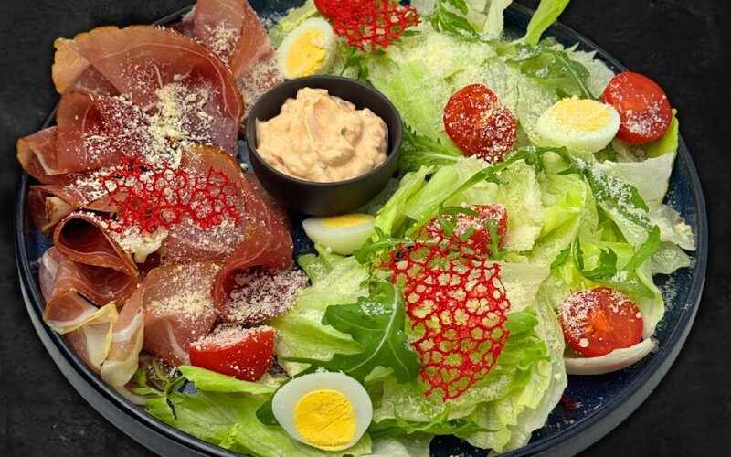 Салат с пармской ветчиной