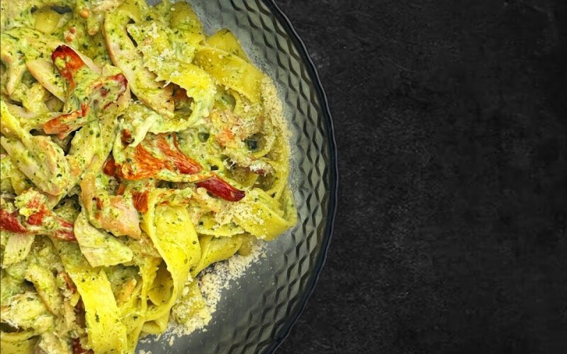 Паста с курицей и лисичками