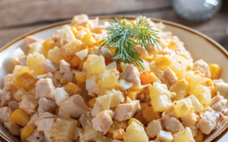 Салат с курицей и ананасами