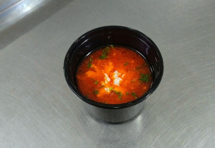 Томатный суп с курицей, фасолью и овощами