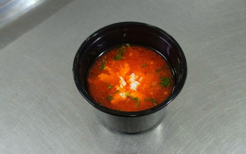 Томатный суп с курицей, фасолью и овощами