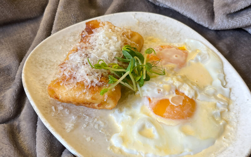Блин-крамбл с курицей и глазуньей