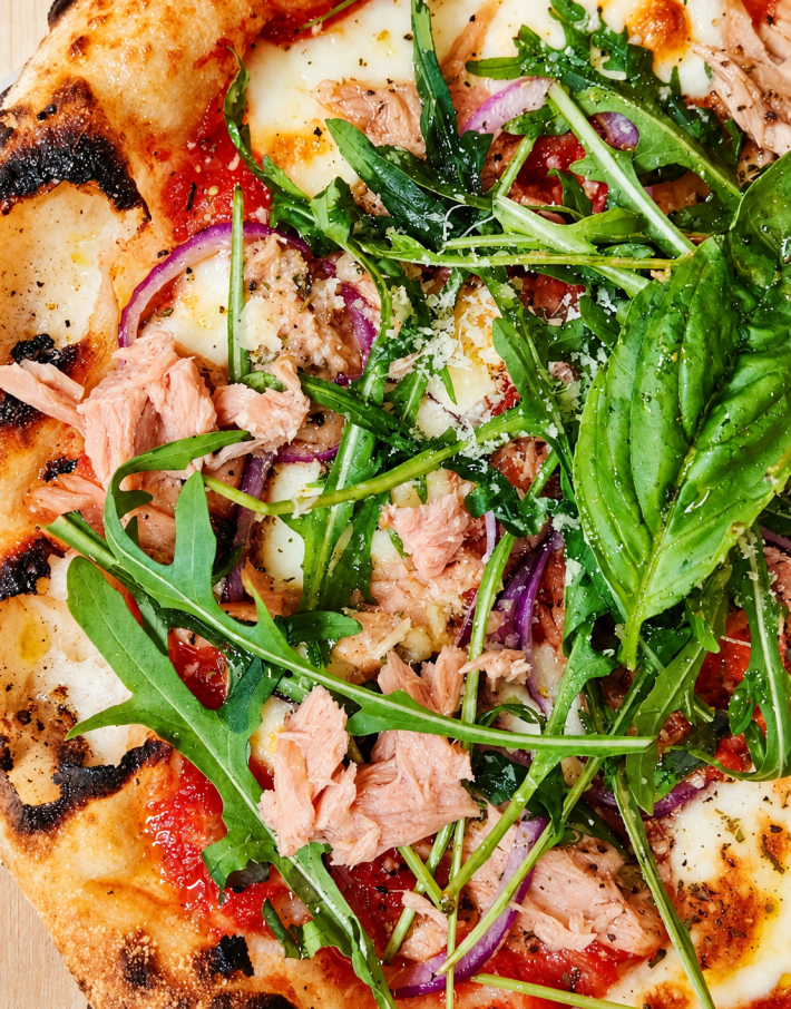Пицца «Pizza al Tonno» с тунцом и красным луком
