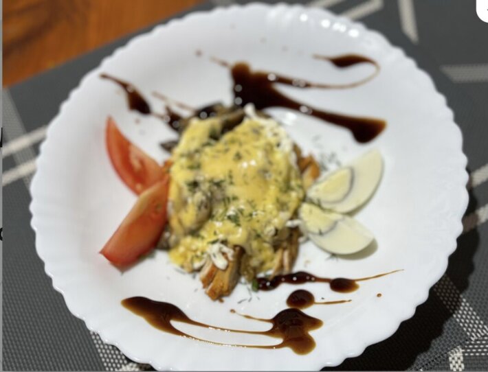 Теплый салат с шампиньонами и птицей