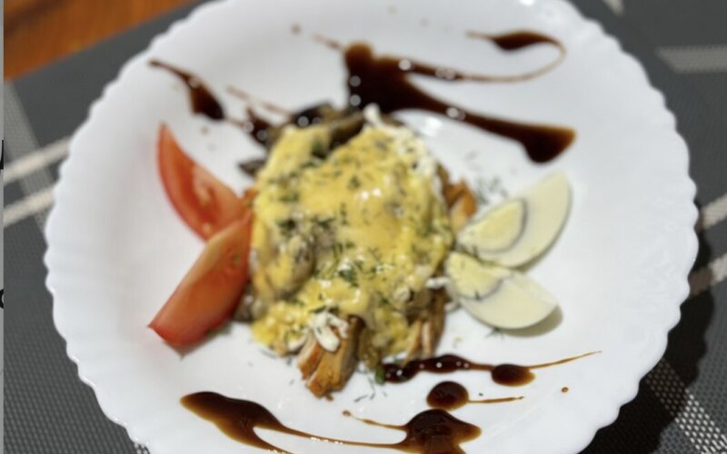 Теплый салат с шампиньонами и птицей